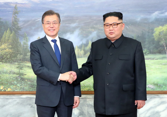 문재인 대통령과 김정은 국무위원장이 지난 26일 오후 판문점 북측 통일각에서 정상회담을 하기 앞서 백두산 그림 앞에서 기념촬영을 하고 있다. 연합뉴스